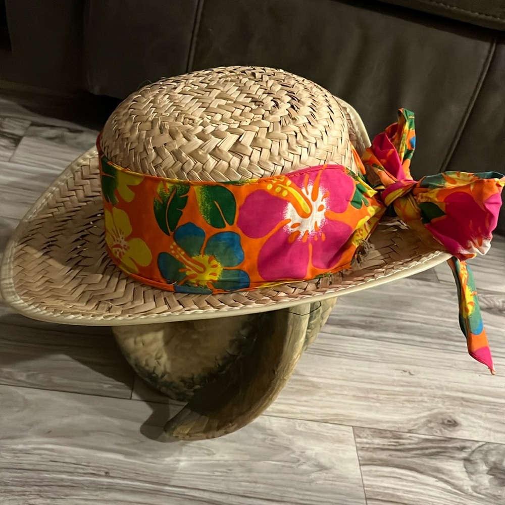 Women’s Straw Hat w/Floral Band - Picture 2 of 7